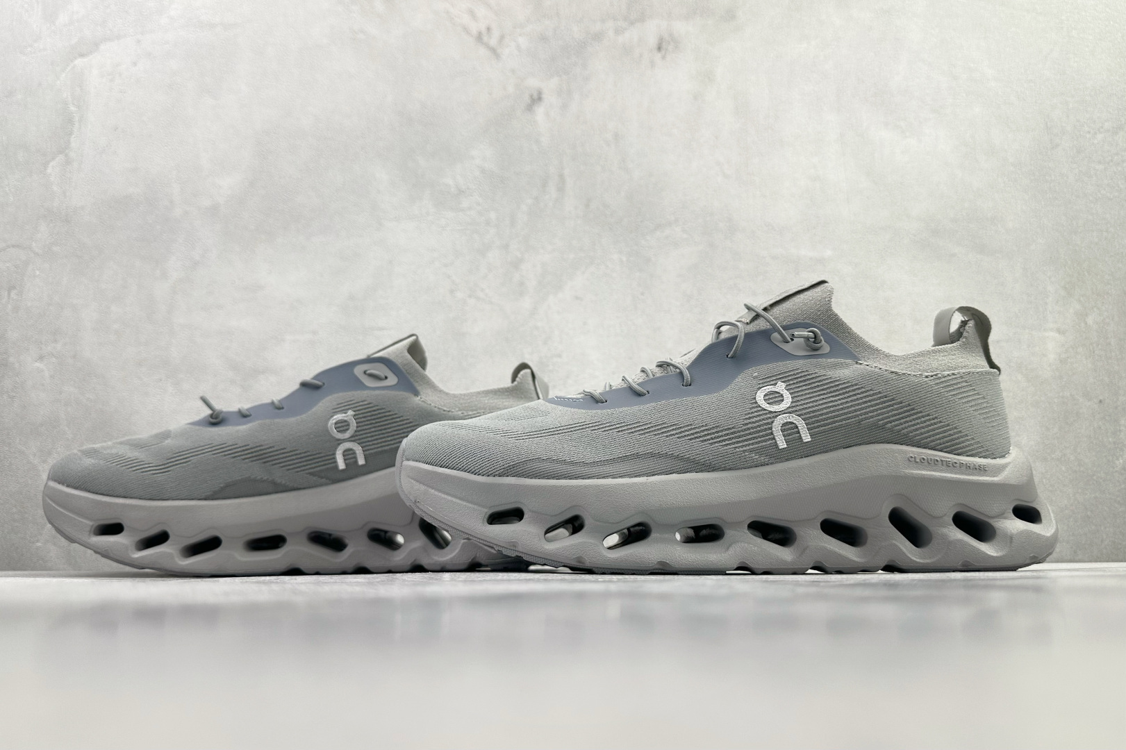 LOEWE罗意威 x On昂跑 联名款 Cloudtilt 灰色 3MD3033