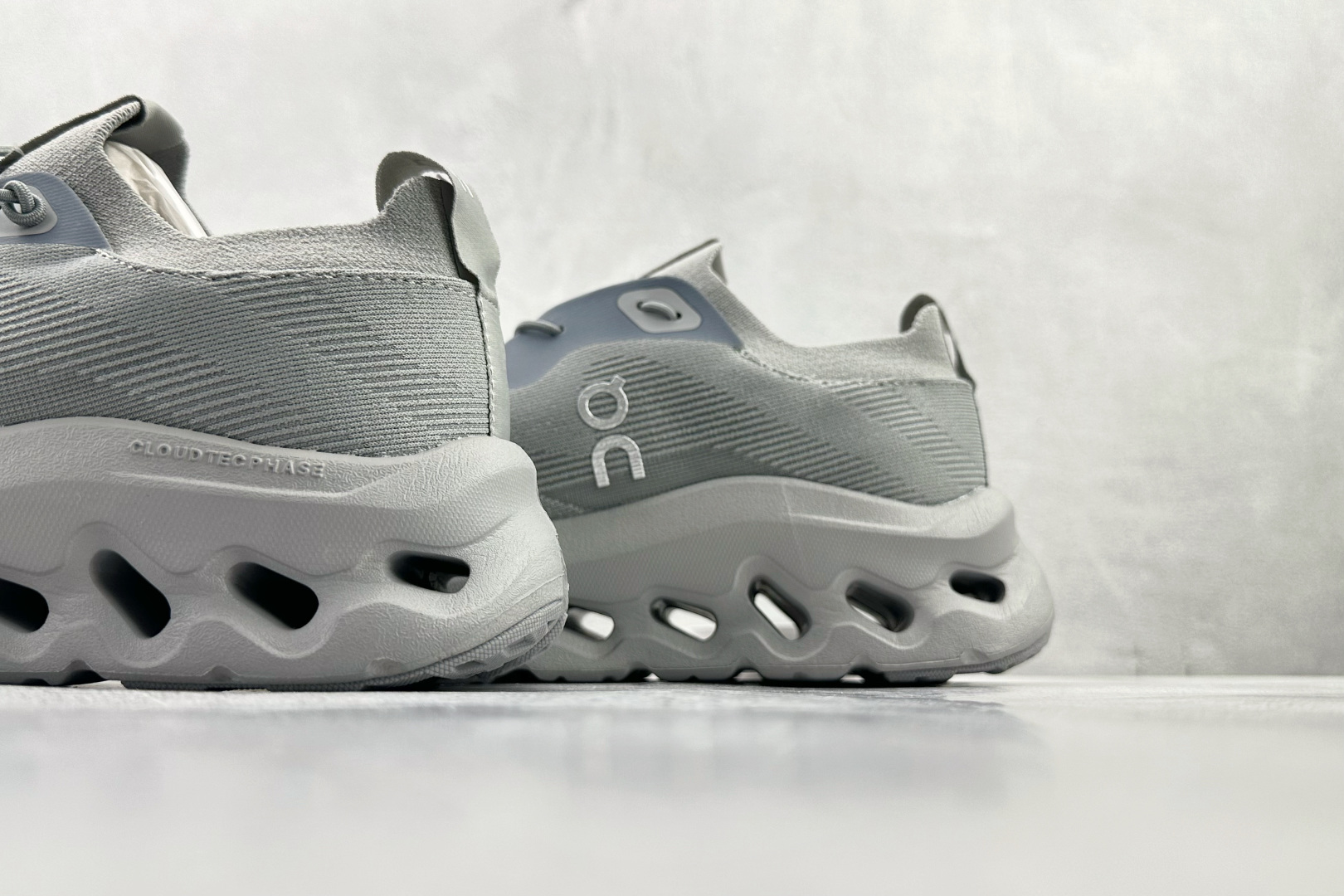 LOEWE罗意威 x On昂跑 联名款 Cloudtilt 灰色 3MD3033
