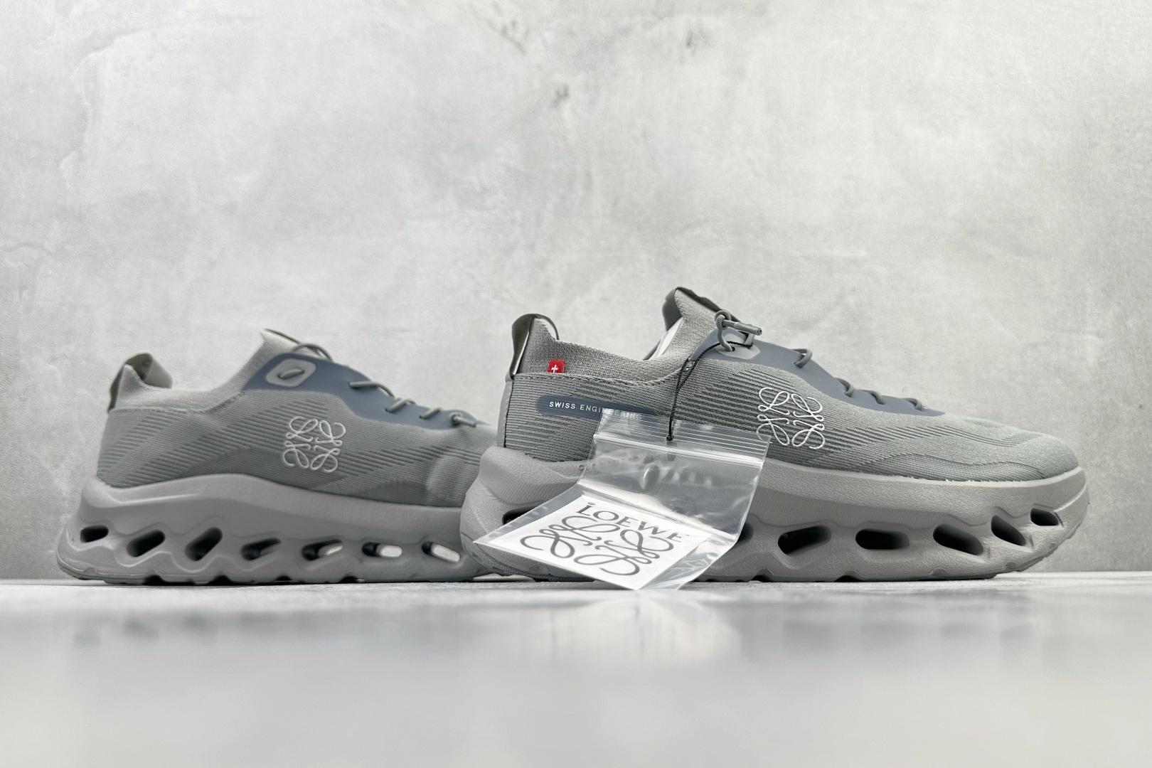 LOEWE罗意威 x On昂跑 联名款 Cloudtilt 灰色 3MD3033