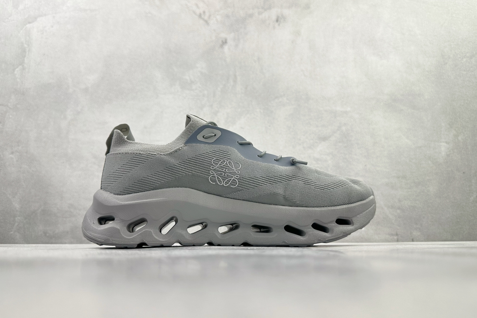 LOEWE罗意威 x On昂跑 联名款 Cloudtilt 灰色 3MD3033