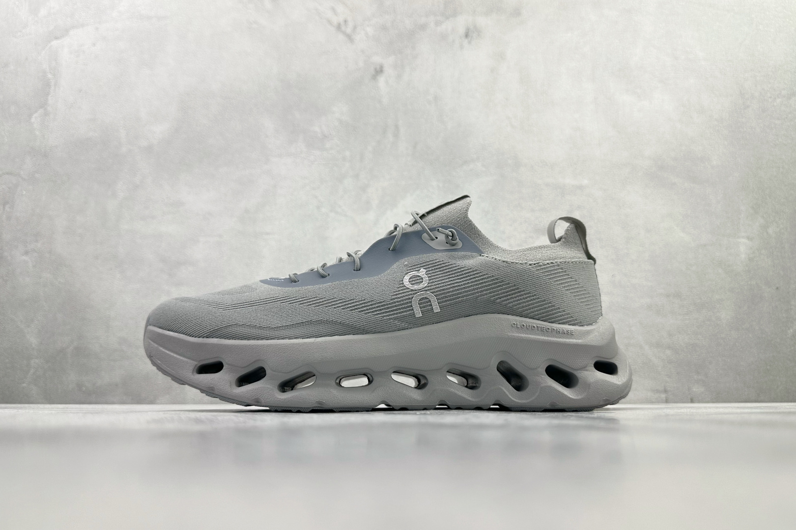 LOEWE罗意威 x On昂跑 联名款 Cloudtilt 灰色 3MD3033