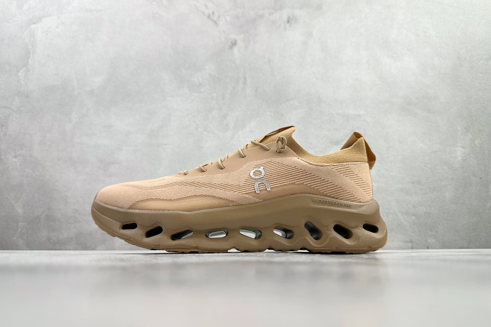 LOEWE罗意威 x On昂跑 联名款 Cloudtilt 浅褐色 3MD3033 LOEWE罗意威 x On昂跑 联名款 Cloudtilt 浅褐色 3MD3033