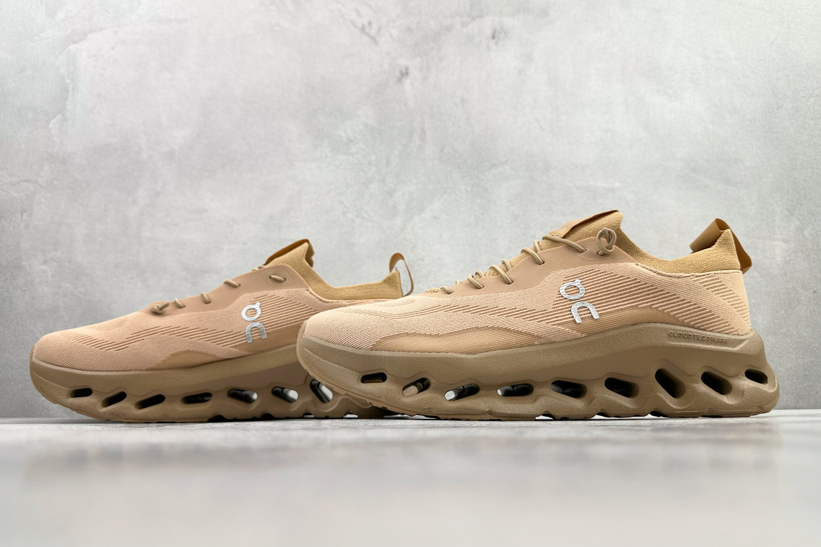 LOEWE罗意威 x On昂跑 联名款 Cloudtilt 浅褐色 3MD3033 LOEWE罗意威 x On昂跑 联名款 Cloudtilt 浅褐色 3MD3033