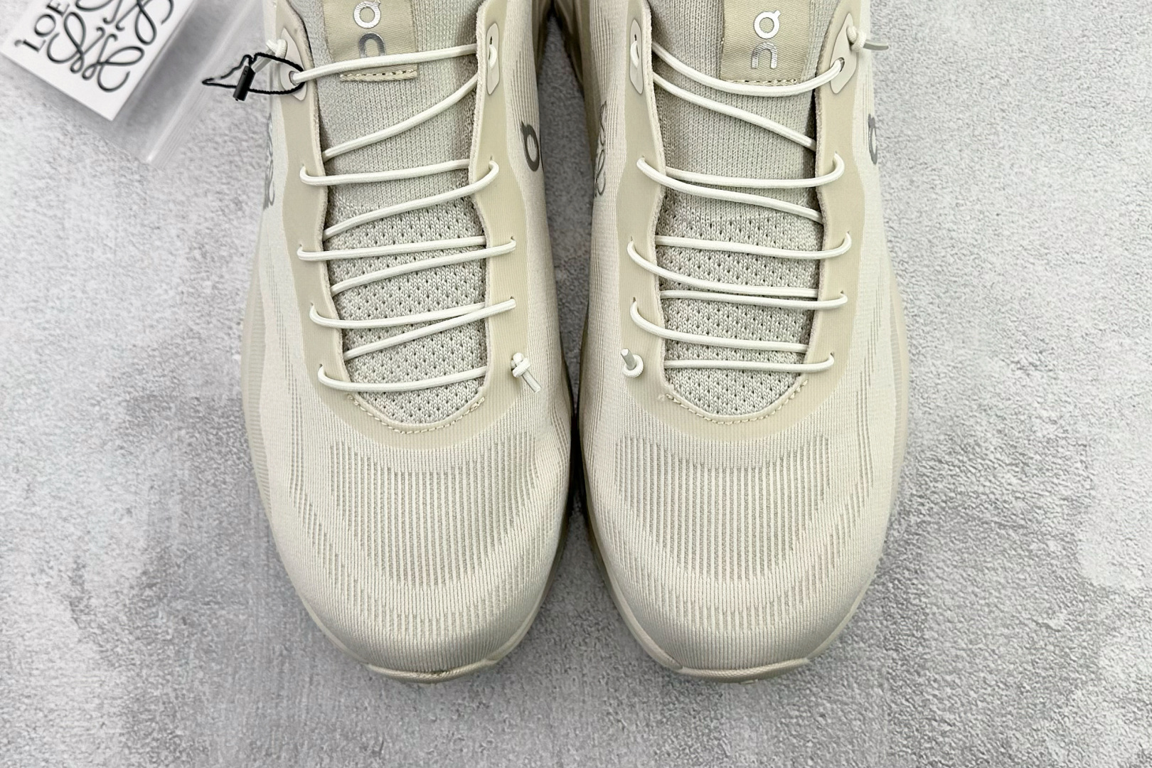 LOEWE罗意威 x On昂跑 联名款 Cloudtilt 白灰色 3MD3033 LOEWE罗意威 x On昂跑 联名款 Cloudtilt 白灰色 3MD3033