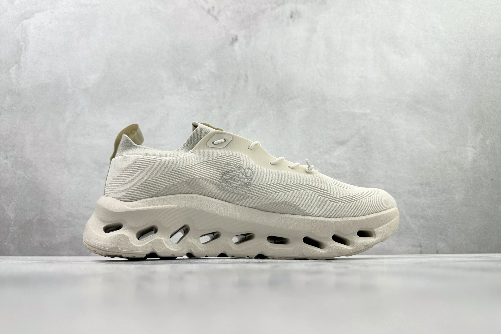LOEWE罗意威 x On昂跑 联名款 Cloudtilt 白灰色 3MD3033 LOEWE罗意威 x On昂跑 联名款 Cloudtilt 白灰色 3MD3033
