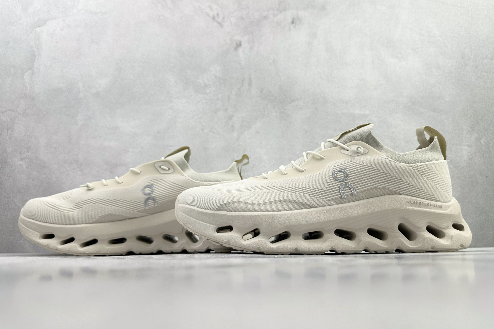 LOEWE罗意威 x On昂跑 联名款 Cloudtilt 白灰色 3MD3033 LOEWE罗意威 x On昂跑 联名款 Cloudtilt 白灰色 3MD3033