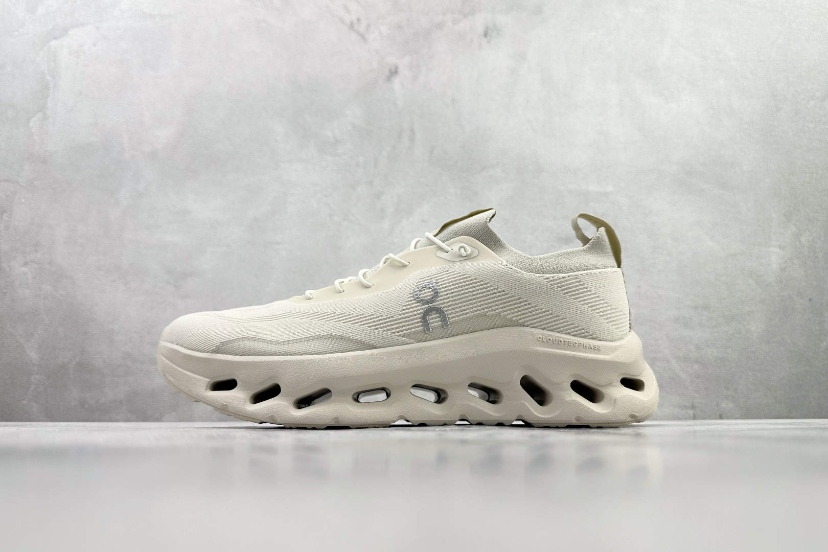 LOEWE罗意威 x On昂跑 联名款 Cloudtilt 白灰色 3MD3033 LOEWE罗意威 x On昂跑 联名款 Cloudtilt 白灰色 3MD3033