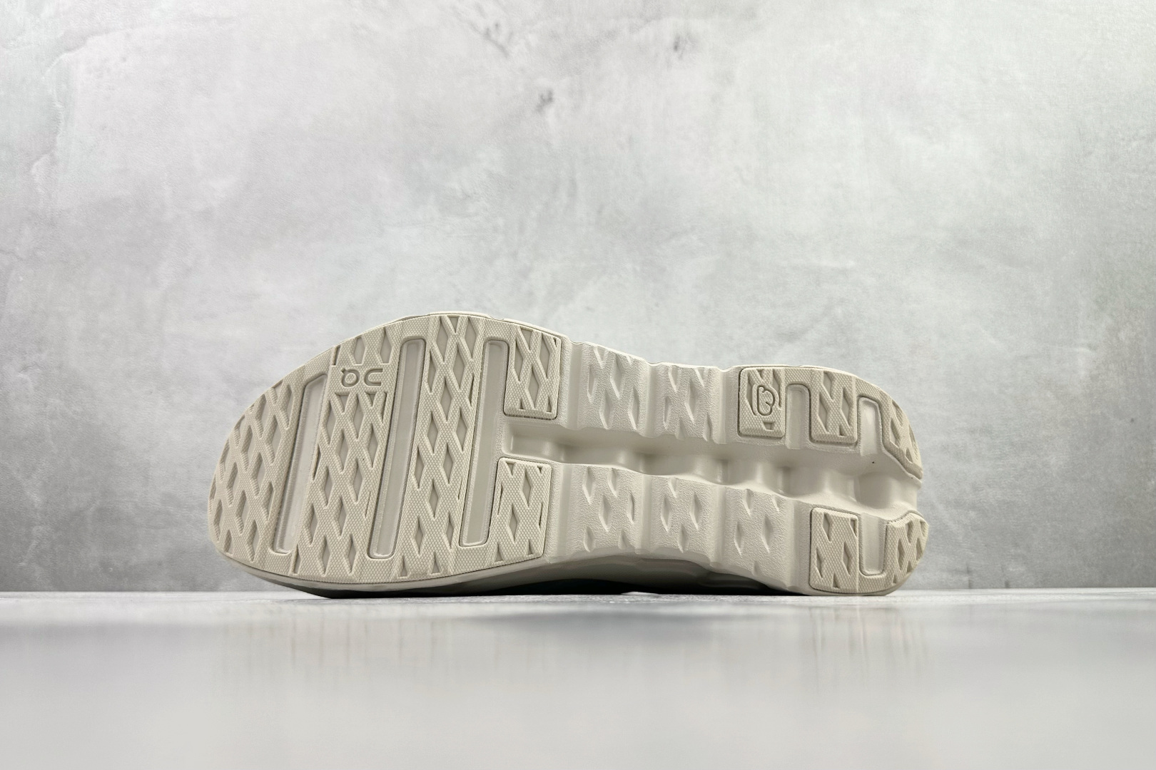 LOEWE罗意威 x On昂跑 联名款 Cloudtilt 白灰色 3MD3033 LOEWE罗意威 x On昂跑 联名款 Cloudtilt 白灰色 3MD3033