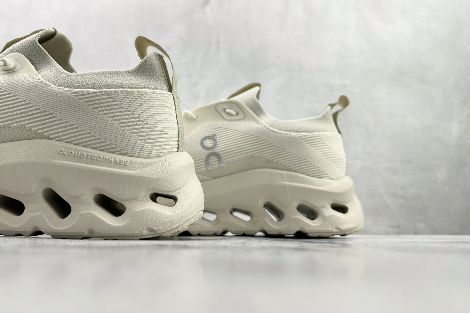 LOEWE罗意威 x On昂跑 联名款 Cloudtilt 白灰色 3MD3033 LOEWE罗意威 x On昂跑 联名款 Cloudtilt 白灰色 3MD3033