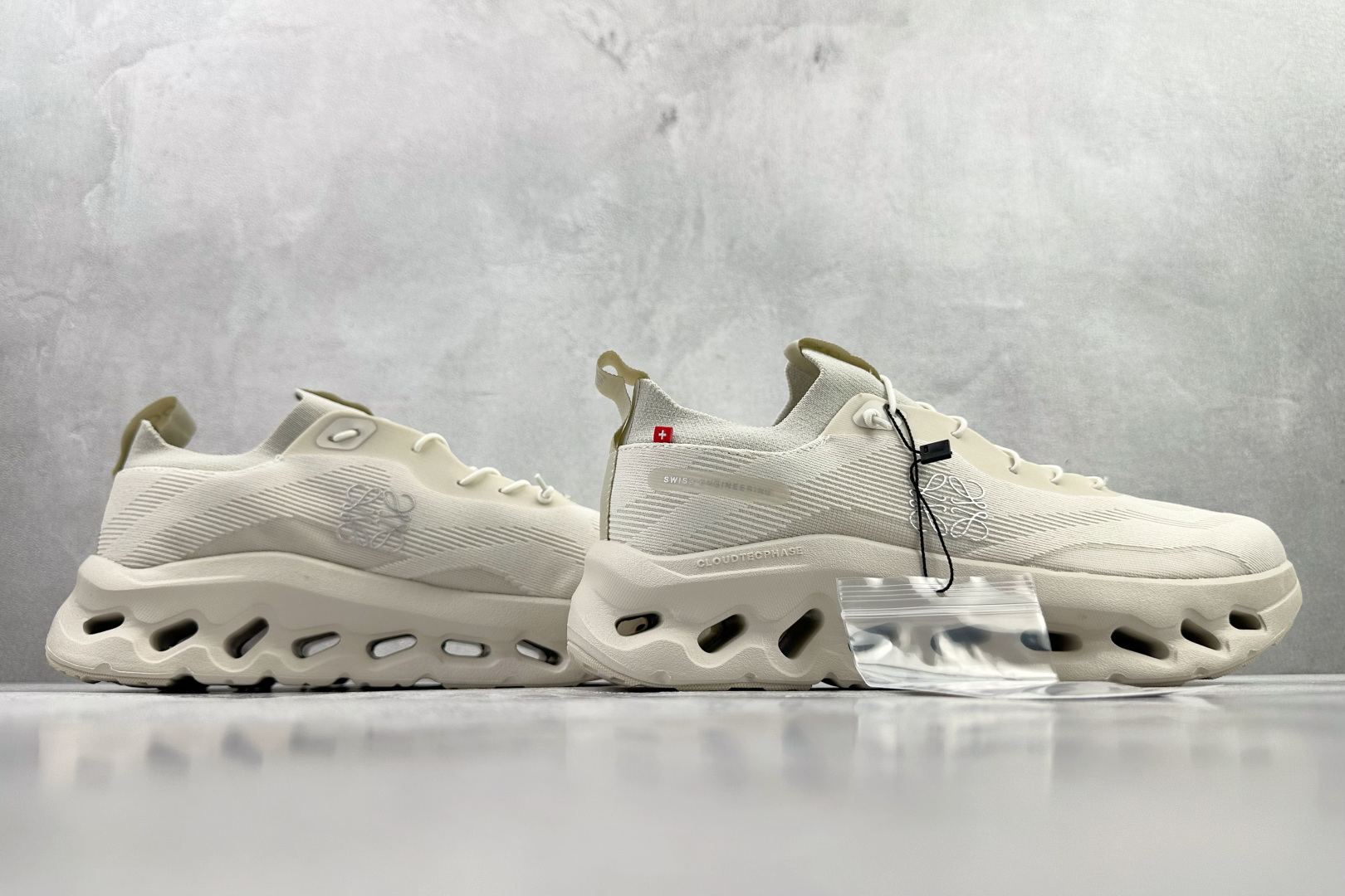 LOEWE罗意威 x On昂跑 联名款 Cloudtilt 白灰色 3MD3033 LOEWE罗意威 x On昂跑 联名款 Cloudtilt 白灰色 3MD3033