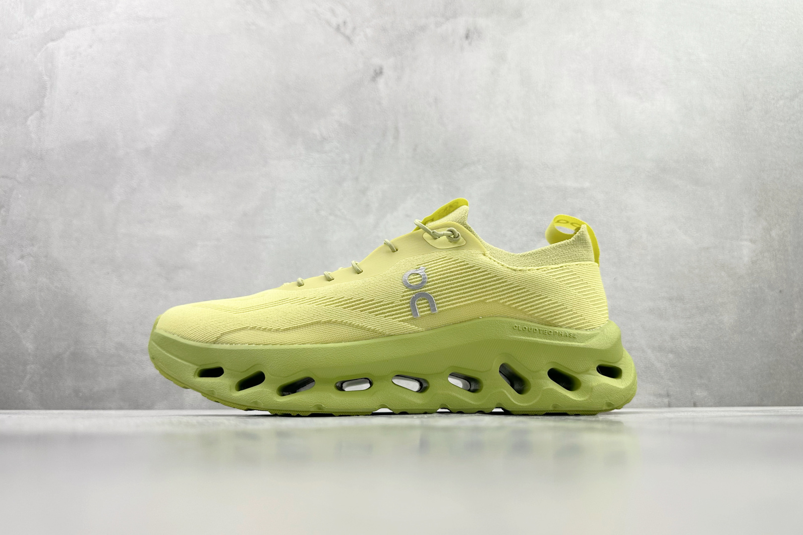 LOEWE罗意威 x On昂跑 联名款 Cloudtilt 柠檬黄 3MD3033 LOEWE罗意威 x On昂跑 联名款 Cloudtilt 柠檬黄 3MD3033