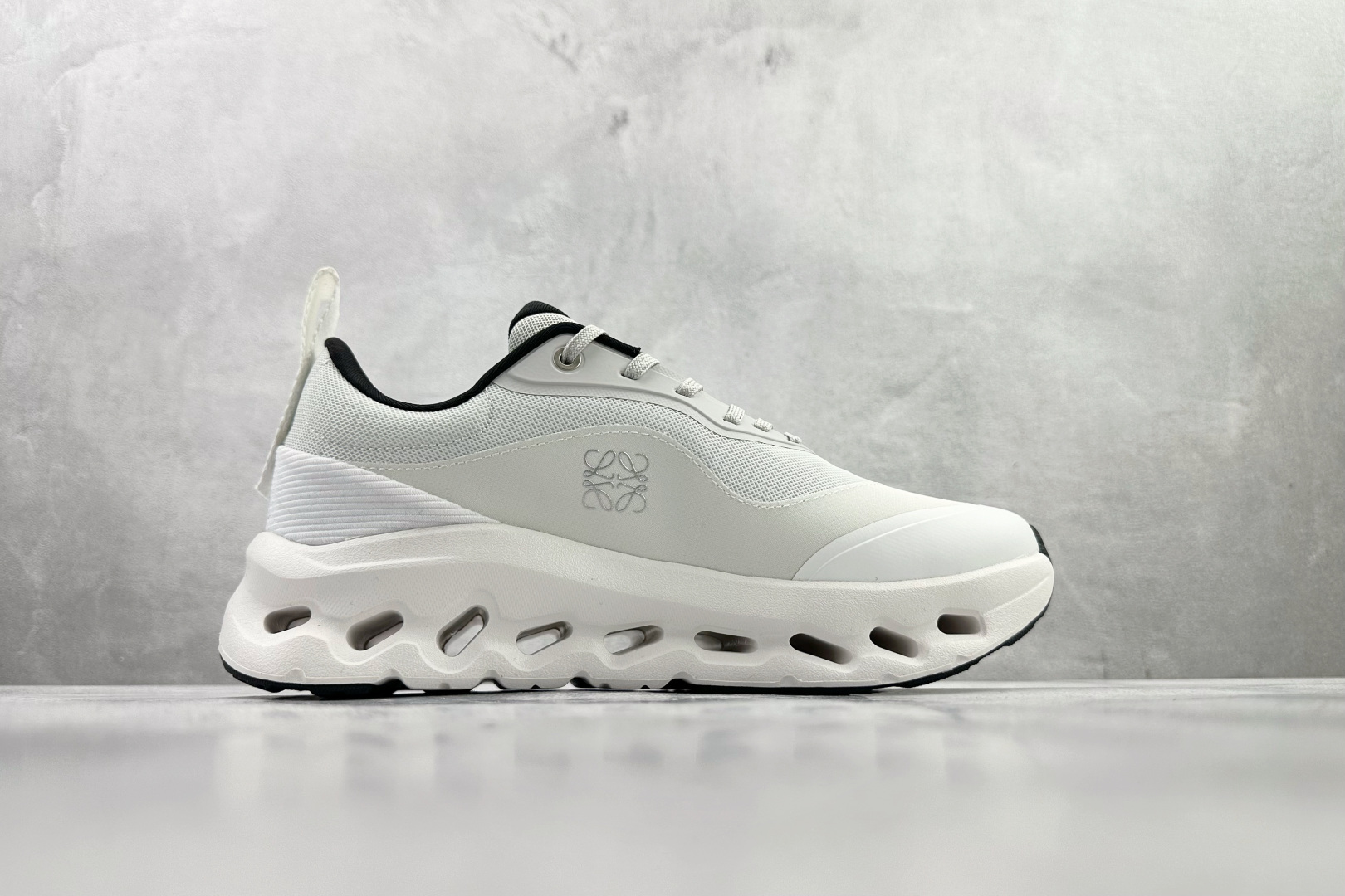 On x LOEWE罗意威 Cloudtilt 2.0 白色 3MEI1069 On x LOEWE罗意威 Cloudtilt 2.0 白色 3MEI1069