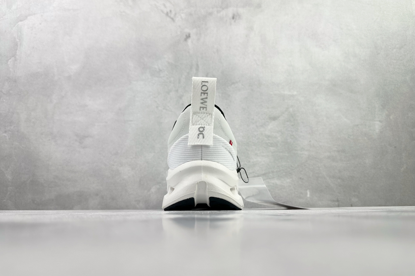 On x LOEWE罗意威 Cloudtilt 2.0 白色 3MEI1069 On x LOEWE罗意威 Cloudtilt 2.0 白色 3MEI1069