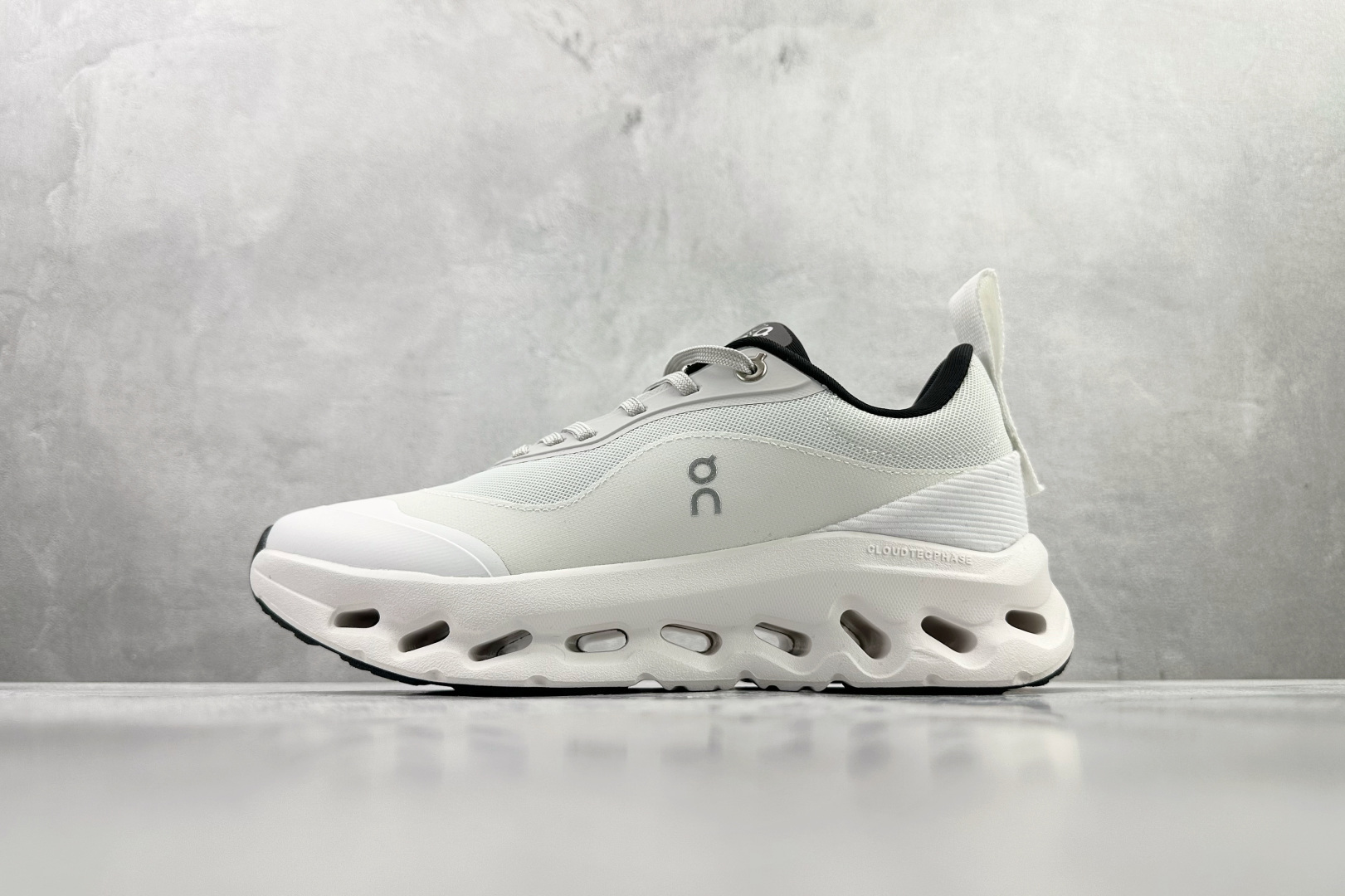 On x LOEWE罗意威 Cloudtilt 2.0 白色 3MEI1069 On x LOEWE罗意威 Cloudtilt 2.0 白色 3MEI1069