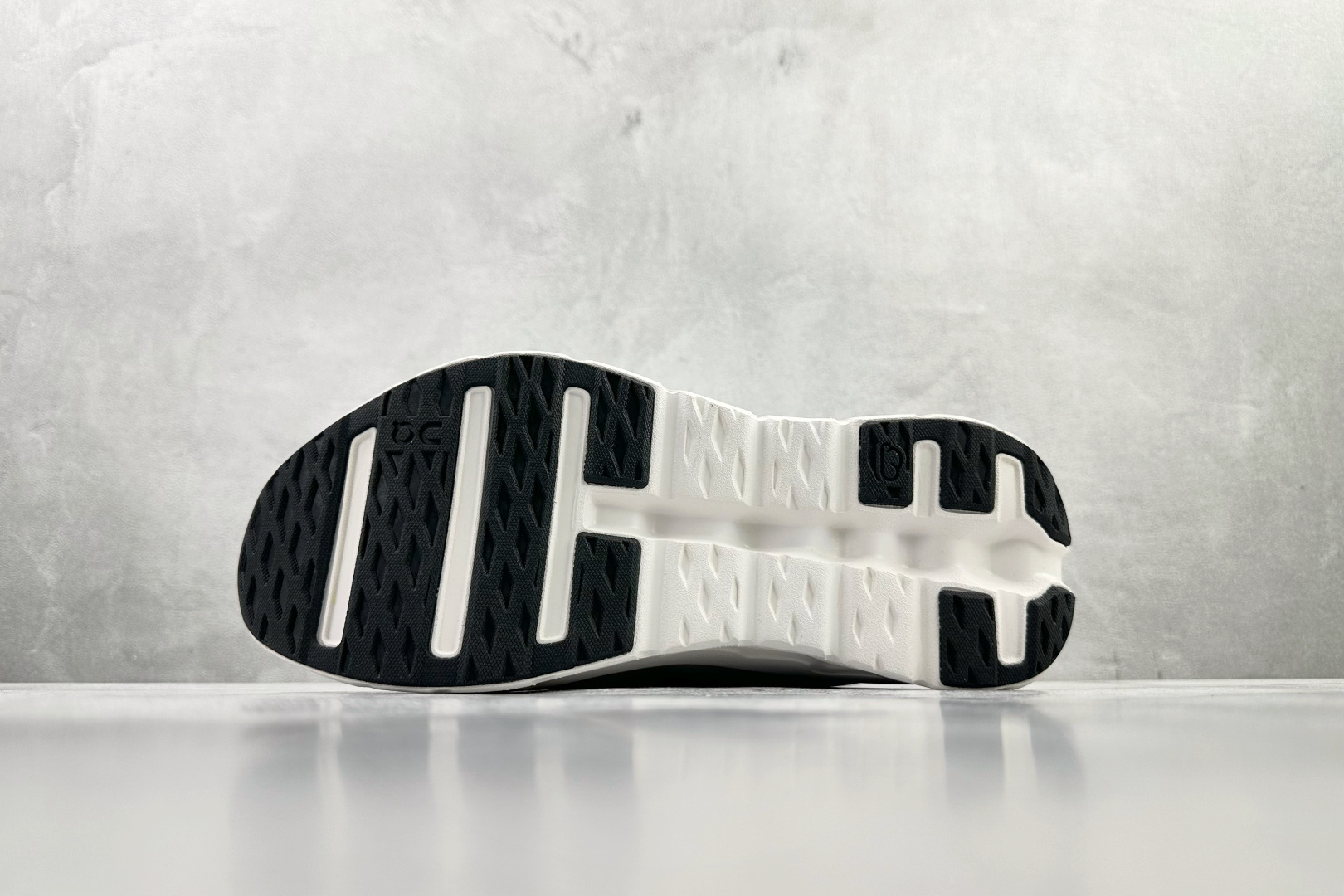 On x LOEWE罗意威 Cloudtilt 2.0 白色 3MEI1069 On x LOEWE罗意威 Cloudtilt 2.0 白色 3MEI1069