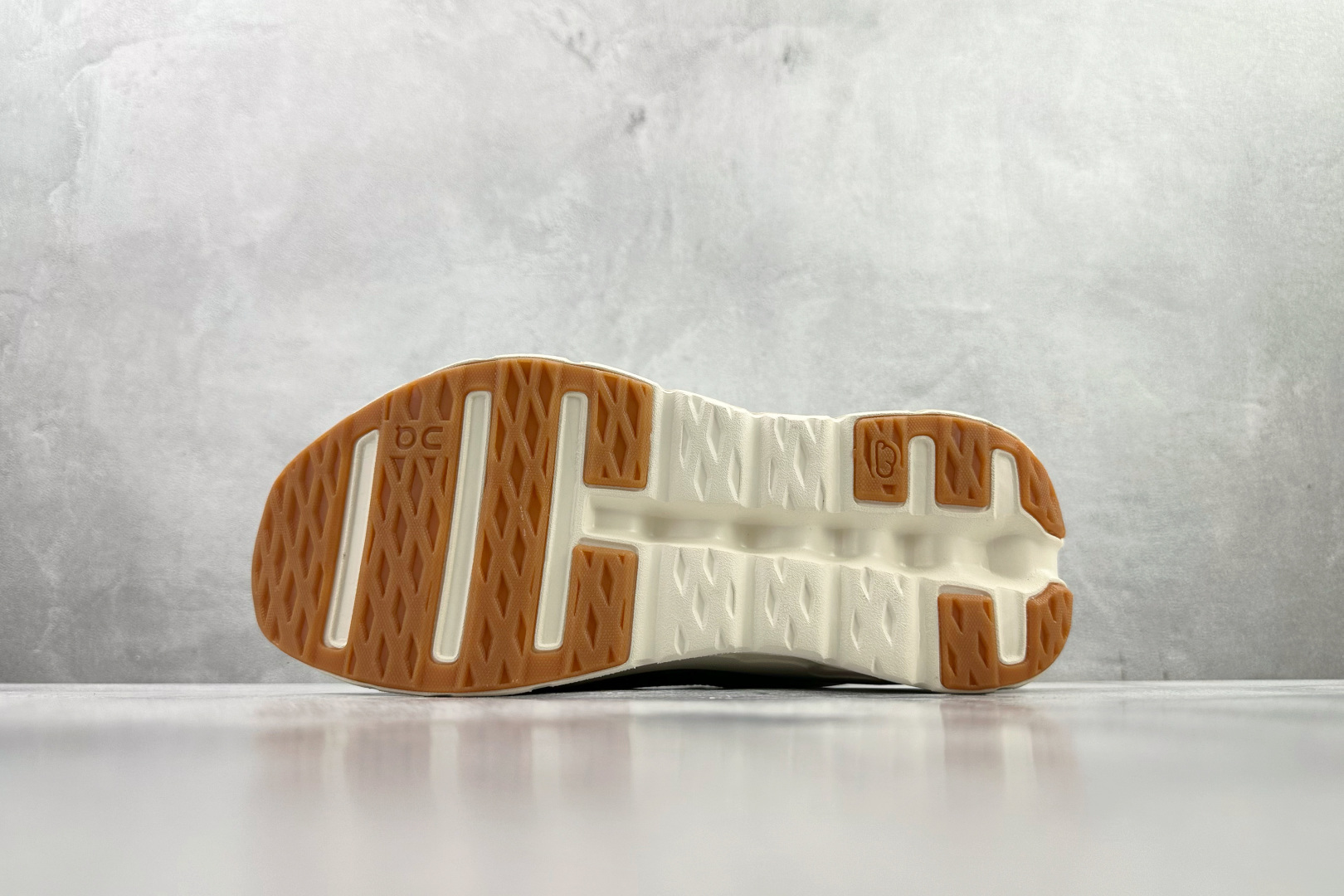 On x LOEWE罗意威 Cloudtilt 2.0 白灰 3MEI1069 On x LOEWE罗意威 Cloudtilt 2.0 白灰 3MEI1069