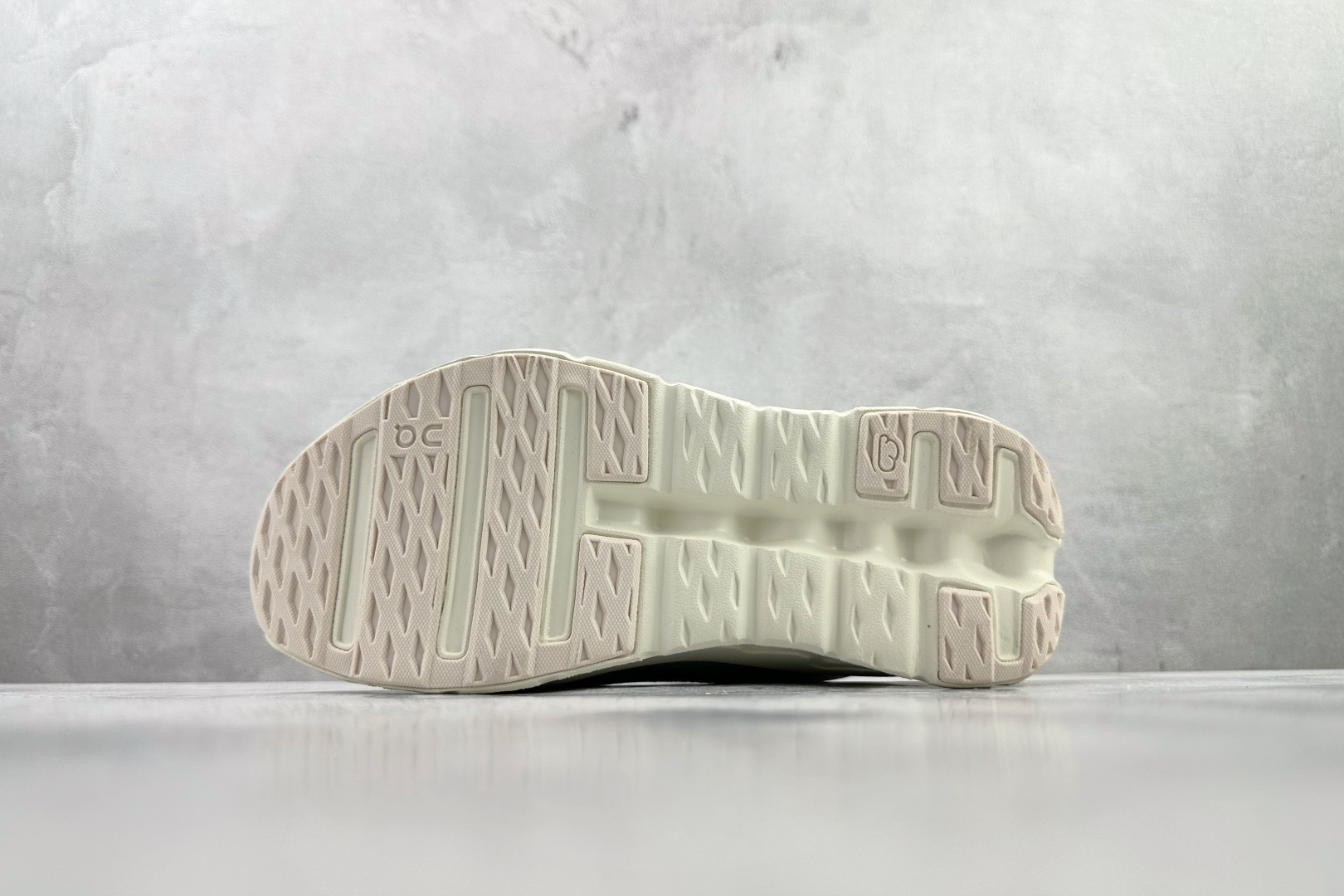 On x LOEWE罗意威 Cloudtilt 2.0 米粉 3WE1069