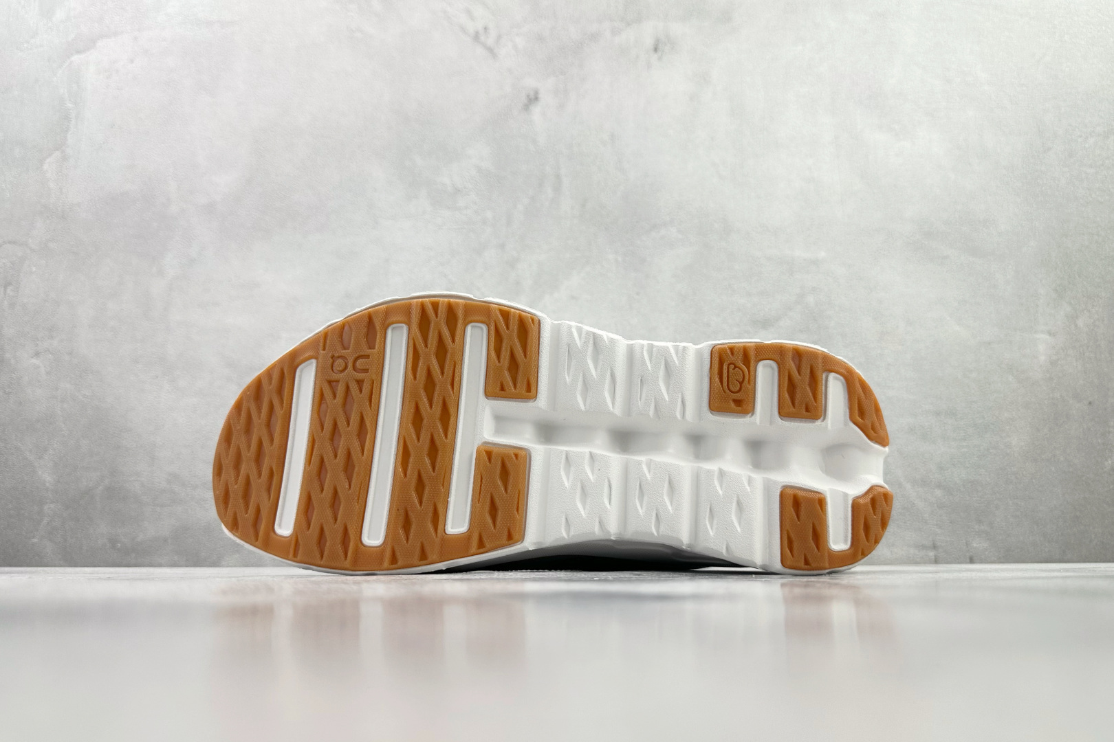 On x LOEWE罗意威 Cloudtilt 2.0 棕白 3MEI1069 On x LOEWE罗意威 Cloudtilt 2.0 棕白 3MEI1069