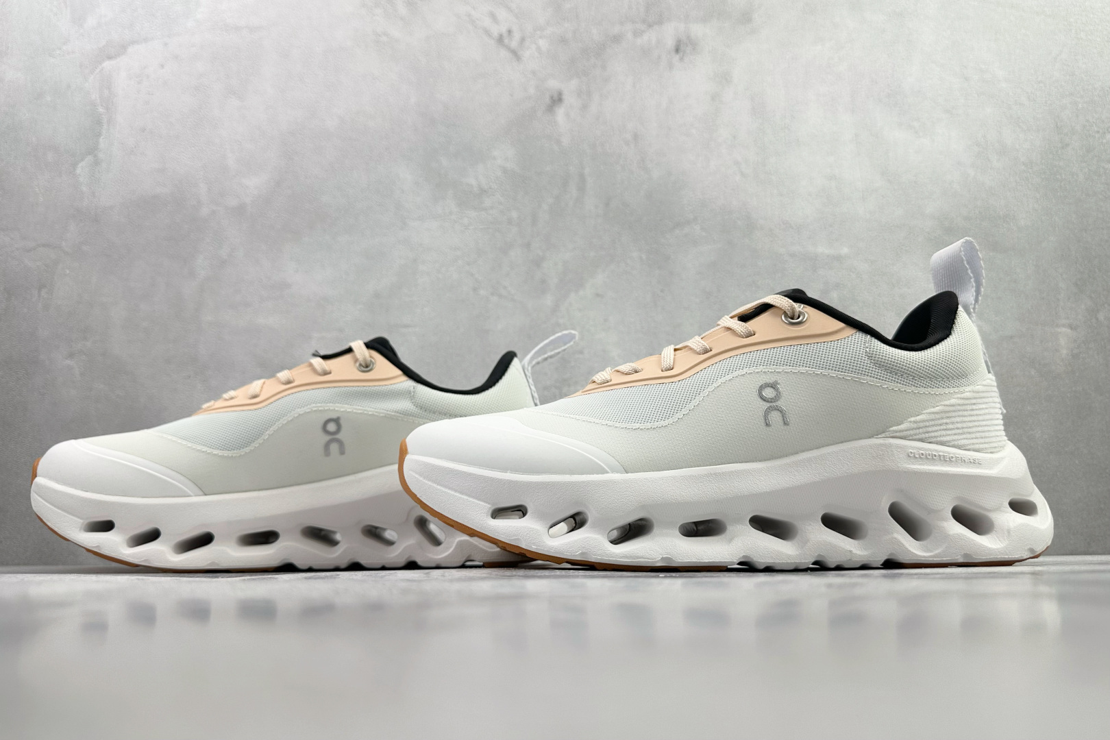 On x LOEWE罗意威 Cloudtilt 2.0 棕白 3MEI1069 On x LOEWE罗意威 Cloudtilt 2.0 棕白 3MEI1069