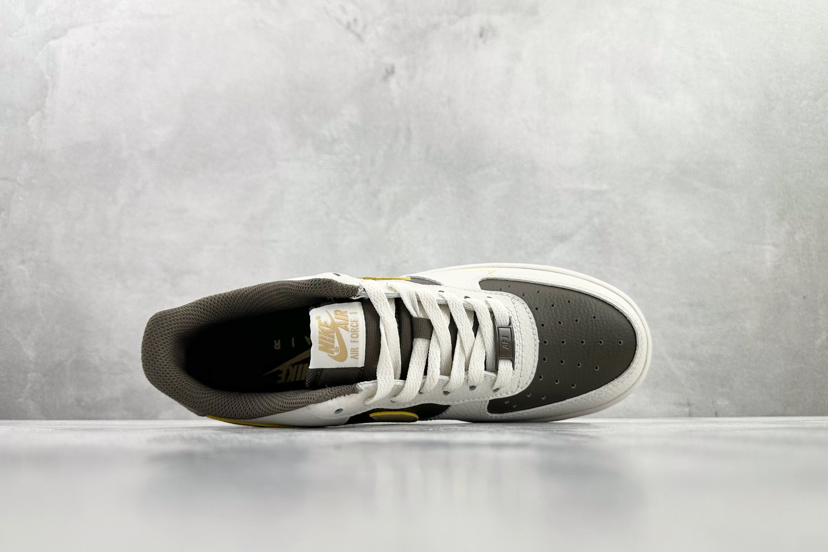 Nike Air Force 1 '07 米色 IR0796-030