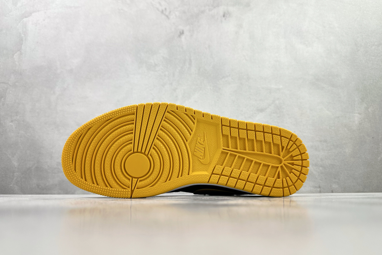 Jordan Air Jordan 1 黑黄 553558-072 Jordan Air Jordan 1 黑黄 553558-072