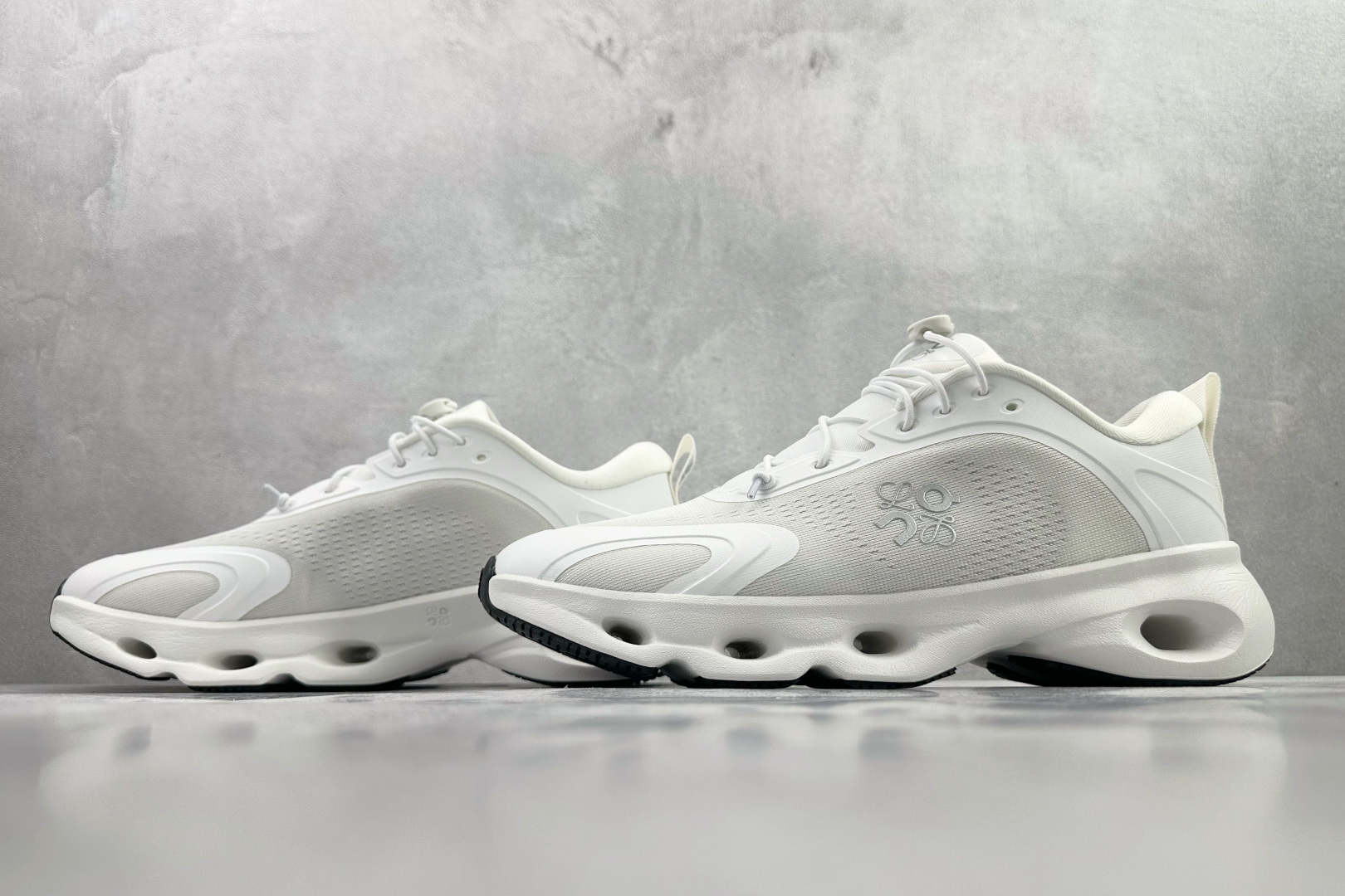 190 LOEWE罗意威 Cloudsolo x On昂跑 联名款 白色 3MF3066-Chinese UA Cheap High Quatity Brand Clothes Bags handbags Sneakers wholesale wholesaler seller from China Factory suppliers Fashion Clothing Shoes best Quality Beautiful Price 190 LOEWE罗意威 Cloudsolo x On昂跑 联名款 白色 3MF3066
