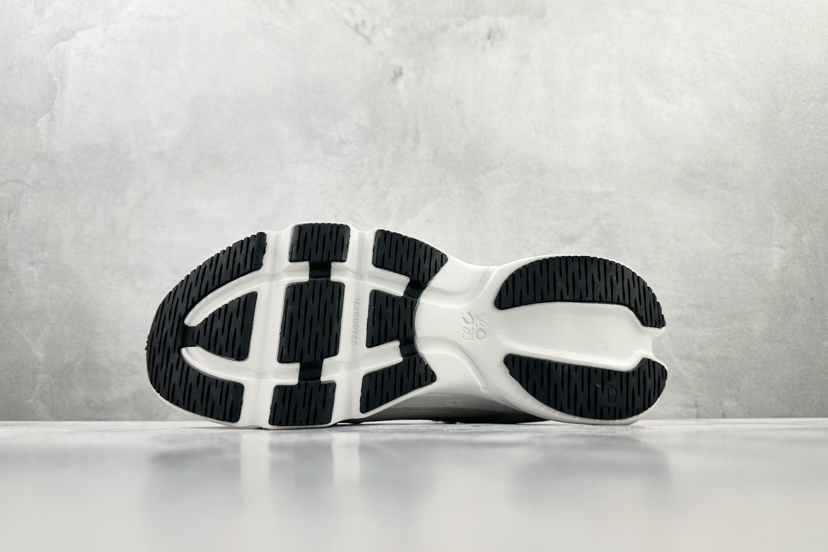 190 LOEWE罗意威 Cloudsolo x On昂跑 联名款 白色 3MF3066-Chinese UA Cheap High Quatity Brand Clothes Bags handbags Sneakers wholesale wholesaler seller from China Factory suppliers Fashion Clothing Shoes best Quality Beautiful Price 190 LOEWE罗意威 Cloudsolo x On昂跑 联名款 白色 3MF3066