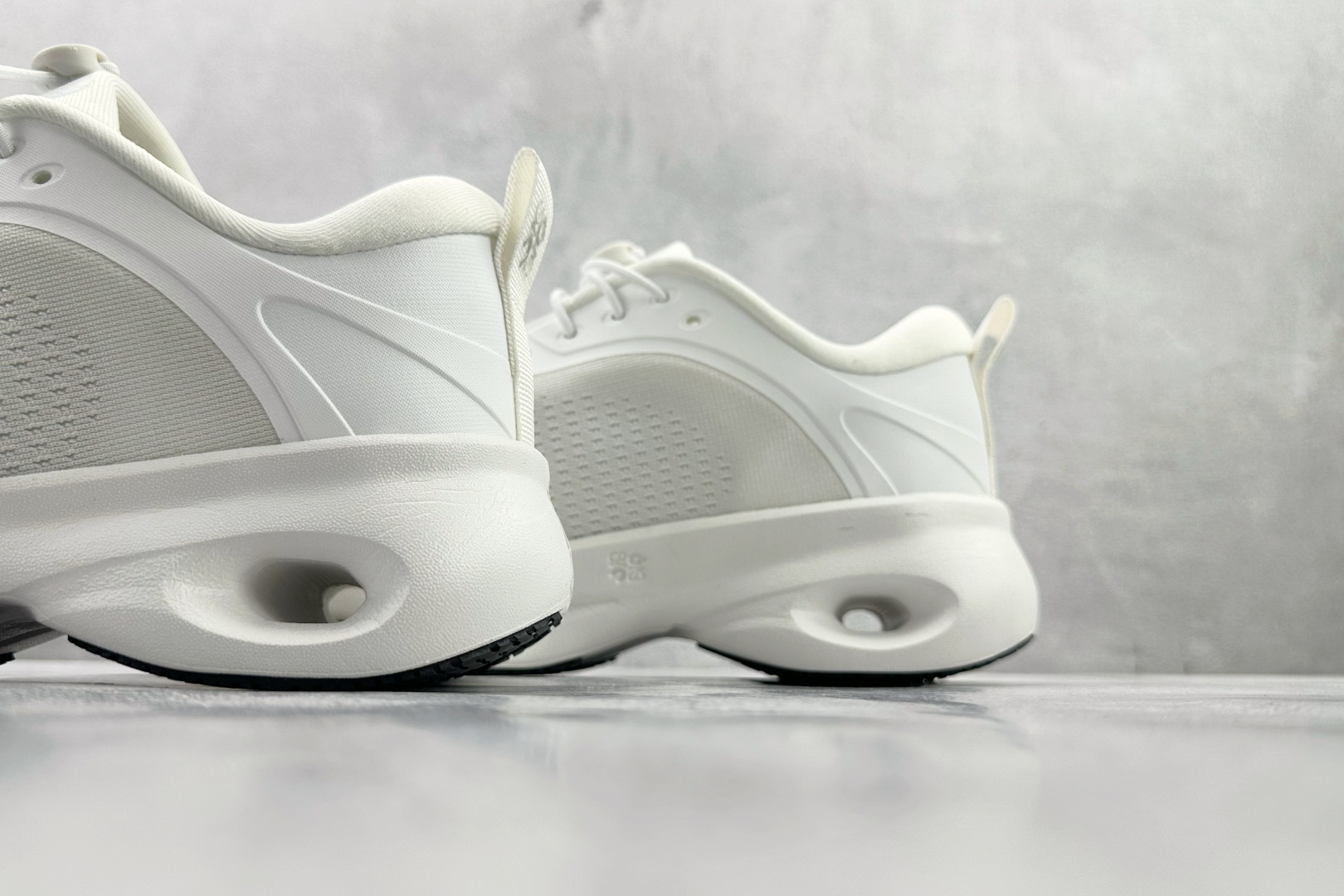 190 LOEWE罗意威 Cloudsolo x On昂跑 联名款 白色 3MF3066-Chinese UA Cheap High Quatity Brand Clothes Bags handbags Sneakers wholesale wholesaler seller from China Factory suppliers Fashion Clothing Shoes best Quality Beautiful Price 190 LOEWE罗意威 Cloudsolo x On昂跑 联名款 白色 3MF3066