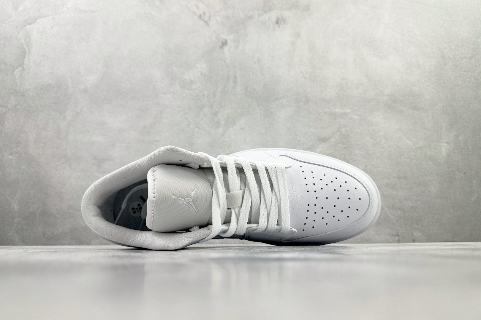 H11 平台爆款 Jordan Air Jordan 1 白色货号：DV0990 111尺码：35.5 
