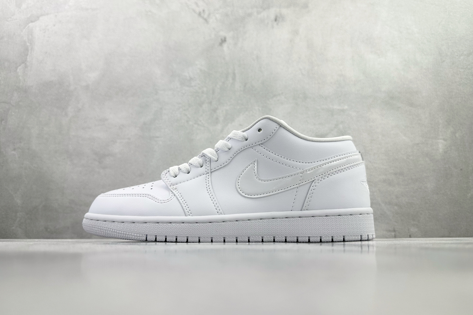 H11 平台爆款 Jordan Air Jordan 1 白色货号：DV0990 111尺码：35.5 