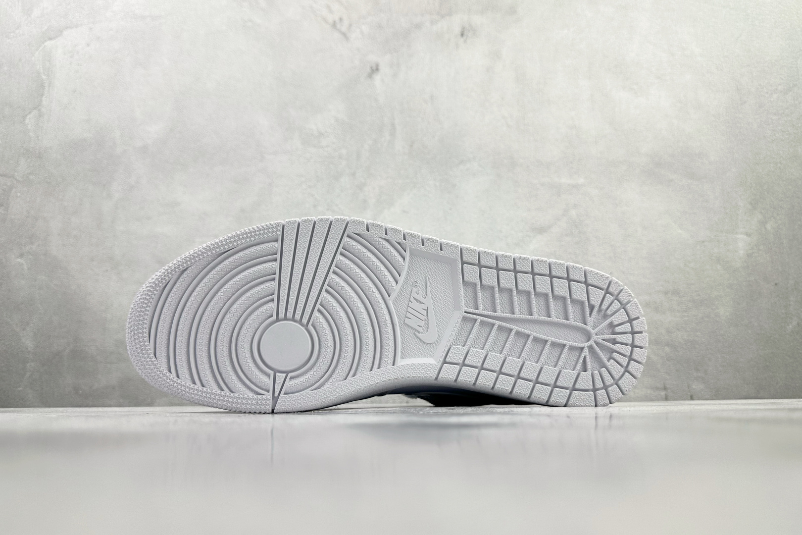 H11 平台爆款 Jordan Air Jordan 1 白色货号：DV0990 111尺码：35.5 