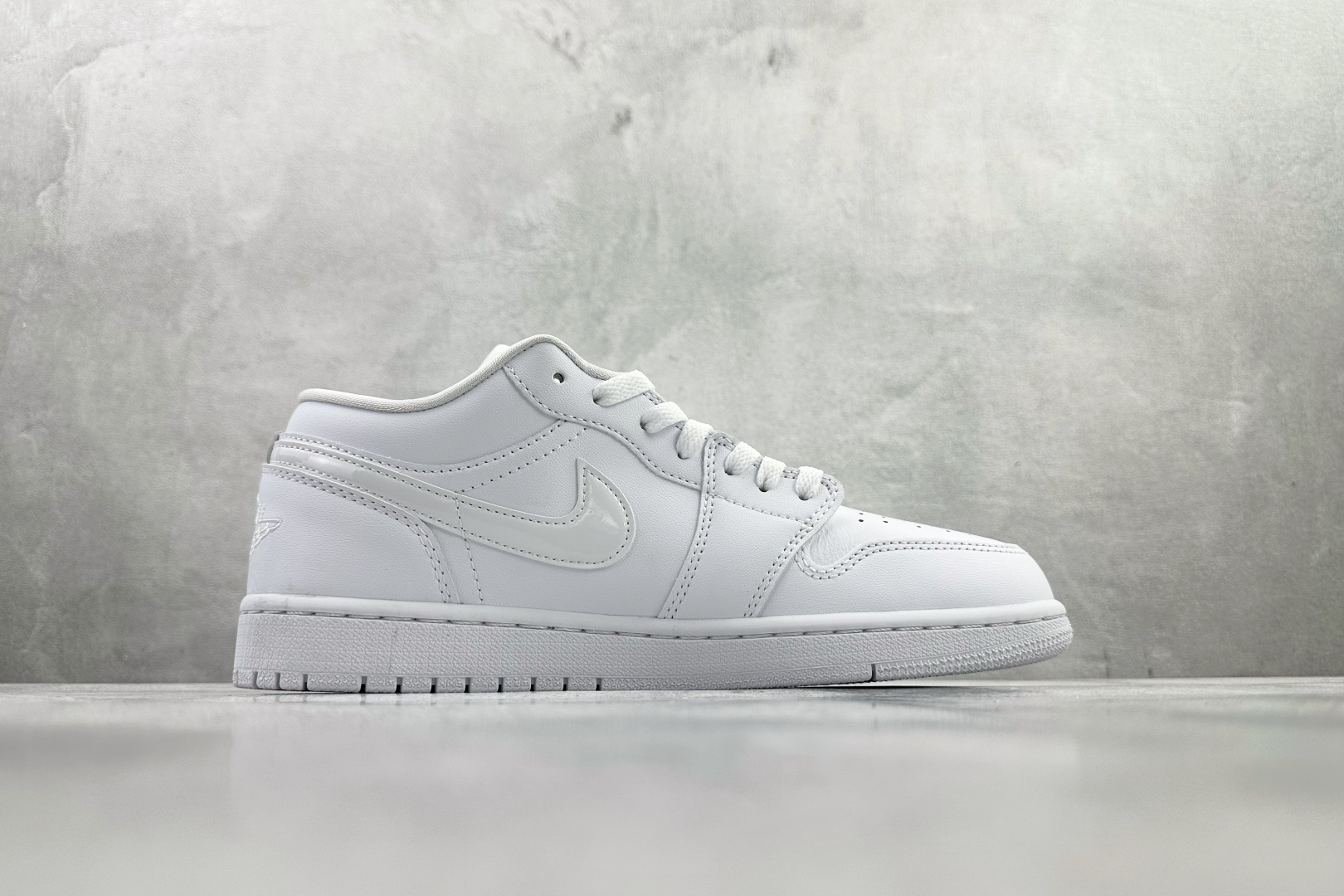 H11 平台爆款 Jordan Air Jordan 1 白色货号：DV0990 111尺码：35.5 