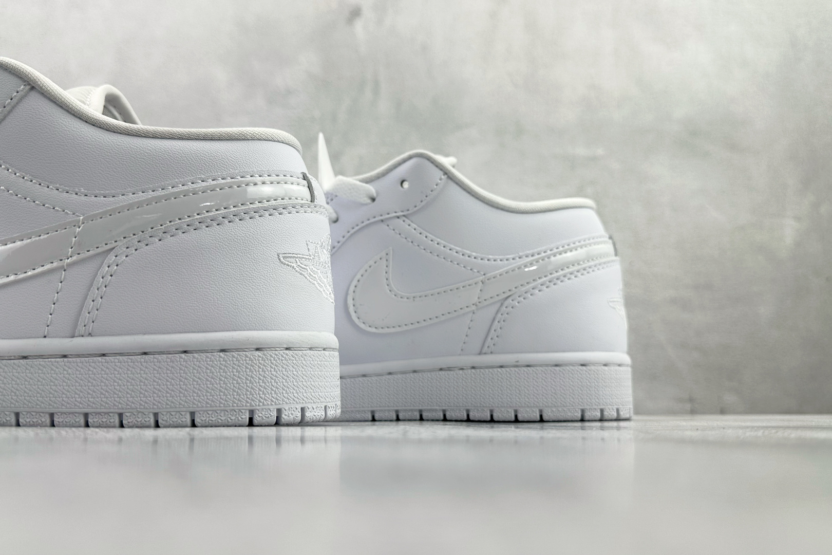 H11 平台爆款 Jordan Air Jordan 1 白色货号：DV0990 111尺码：35.5 