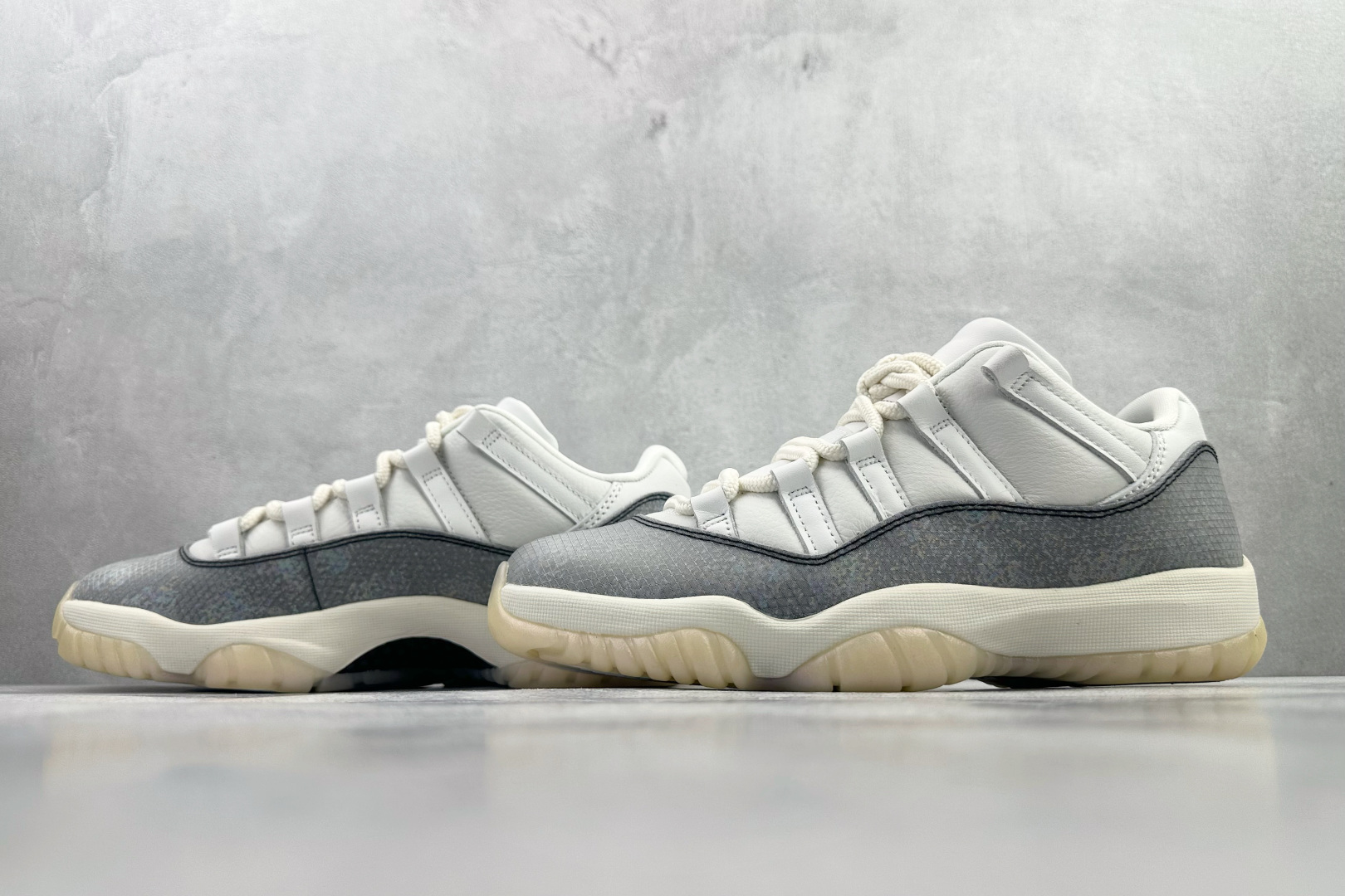 GAM 纯原 Jordan Air Jordan 11 Low 蛇年限定CNY撕撕乐 白紫黑货号：HQ7