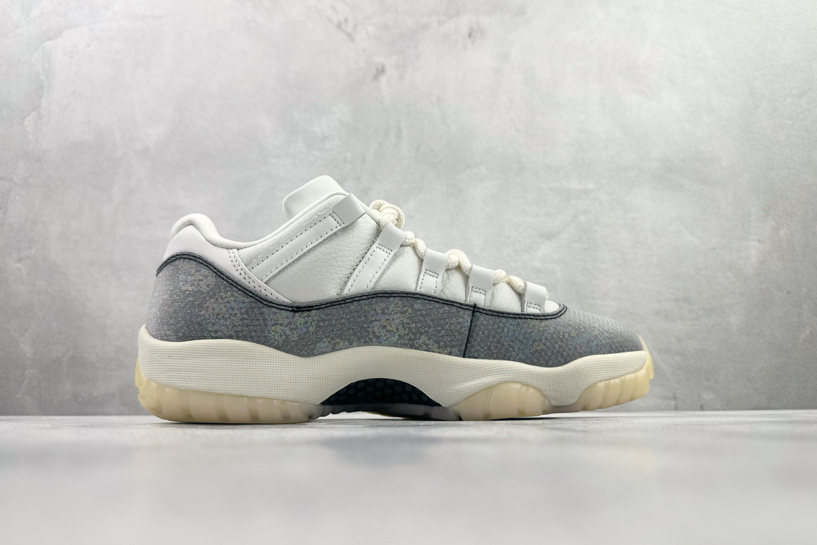 GAM 纯原 Jordan Air Jordan 11 Low 蛇年限定CNY撕撕乐 白紫黑货号：HQ7