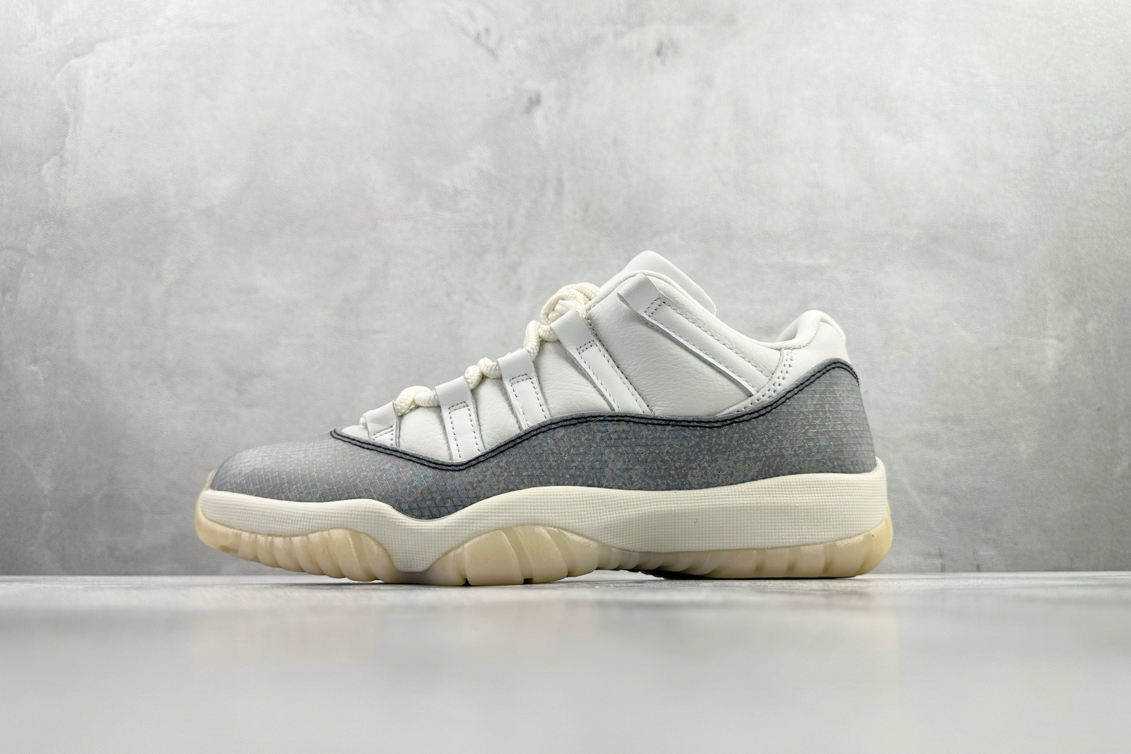 GAM 纯原 Jordan Air Jordan 11 Low 蛇年限定CNY撕撕乐 白紫黑货号：HQ7