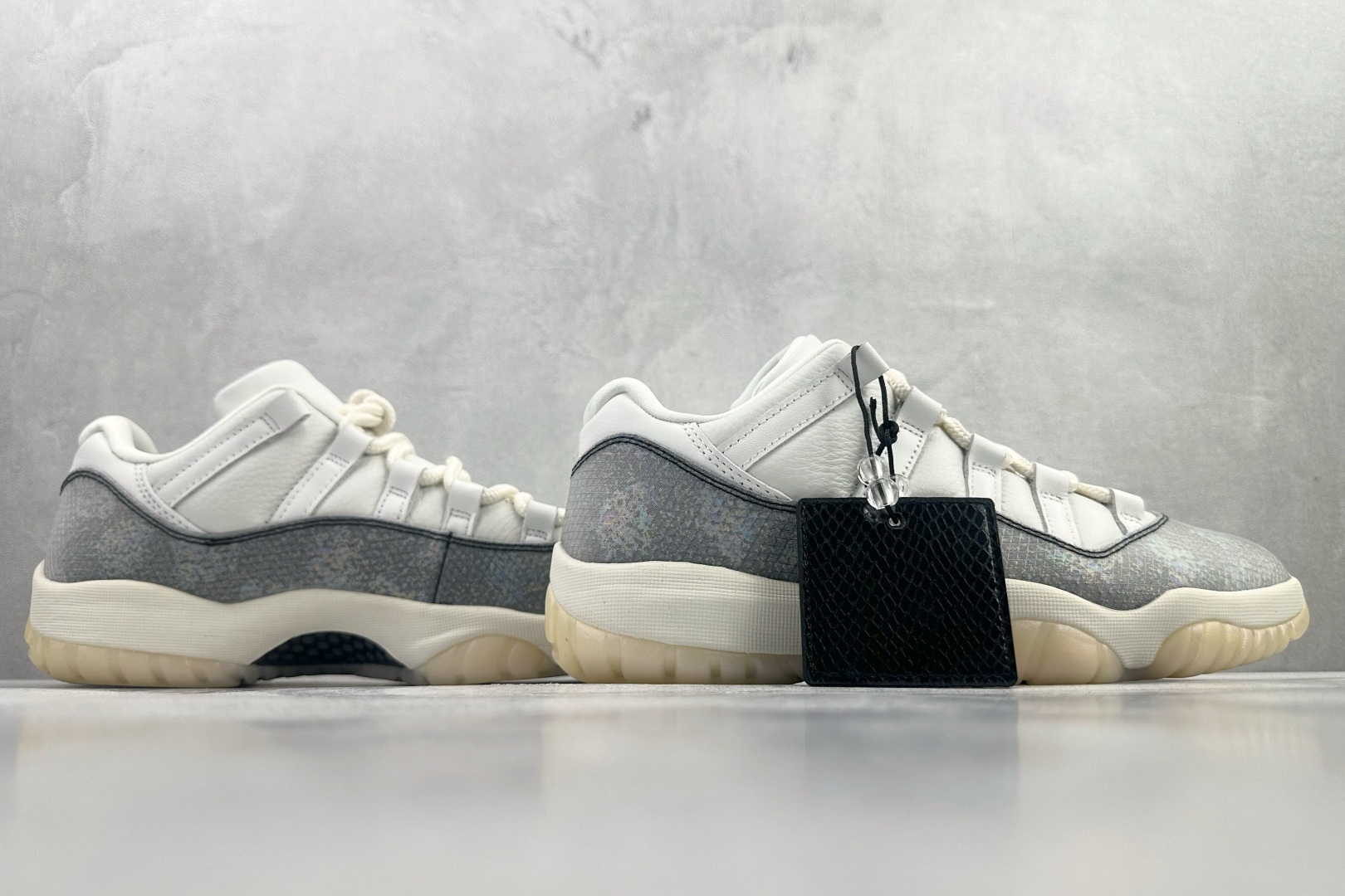 GAM 纯原 Jordan Air Jordan 11 Low 蛇年限定CNY撕撕乐 白紫黑货号：HQ7