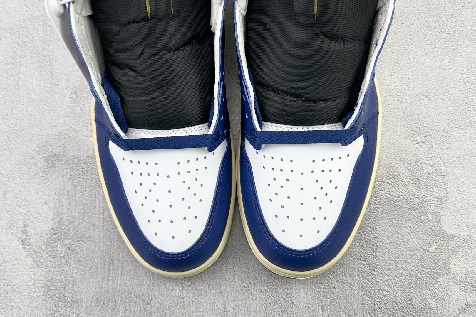 250 Jordan Air Jordan 1 Retro High White Deep Royal Blue 黑蓝 DZ5485-100