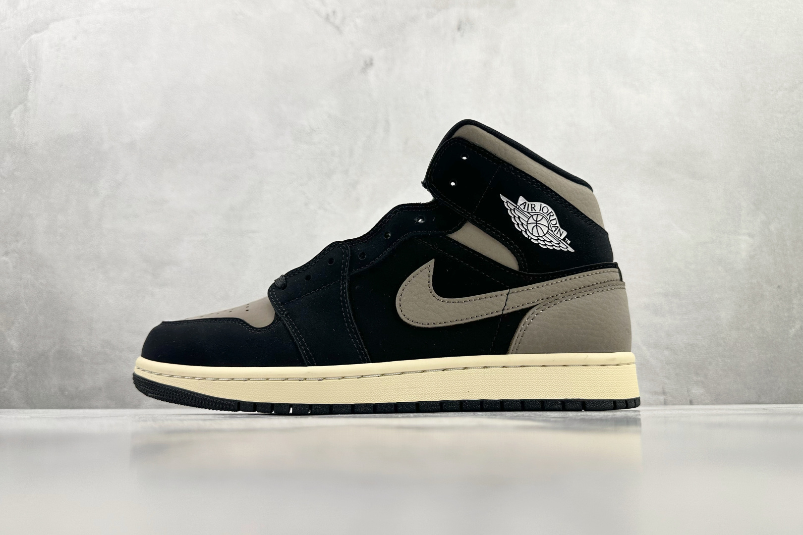 DT 公司级 Jordan Air Jordan 1 Mid SE 摩卡 棕黑色货号：IB7110-00