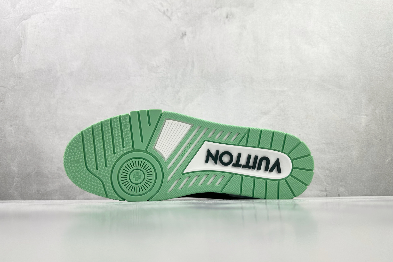 LOUIS VUITTON Trainer 白绿 1AJQMA-Top High Quatity Cheap Sneakers Fashion Clothing Clothes Bags handbags Shoes of all Brand wholesale With The best Quality And Beautiful Price from China Factory Chinese suppliers wholesaler seller LOUIS VUITTON Trainer 白绿 1AJQMA