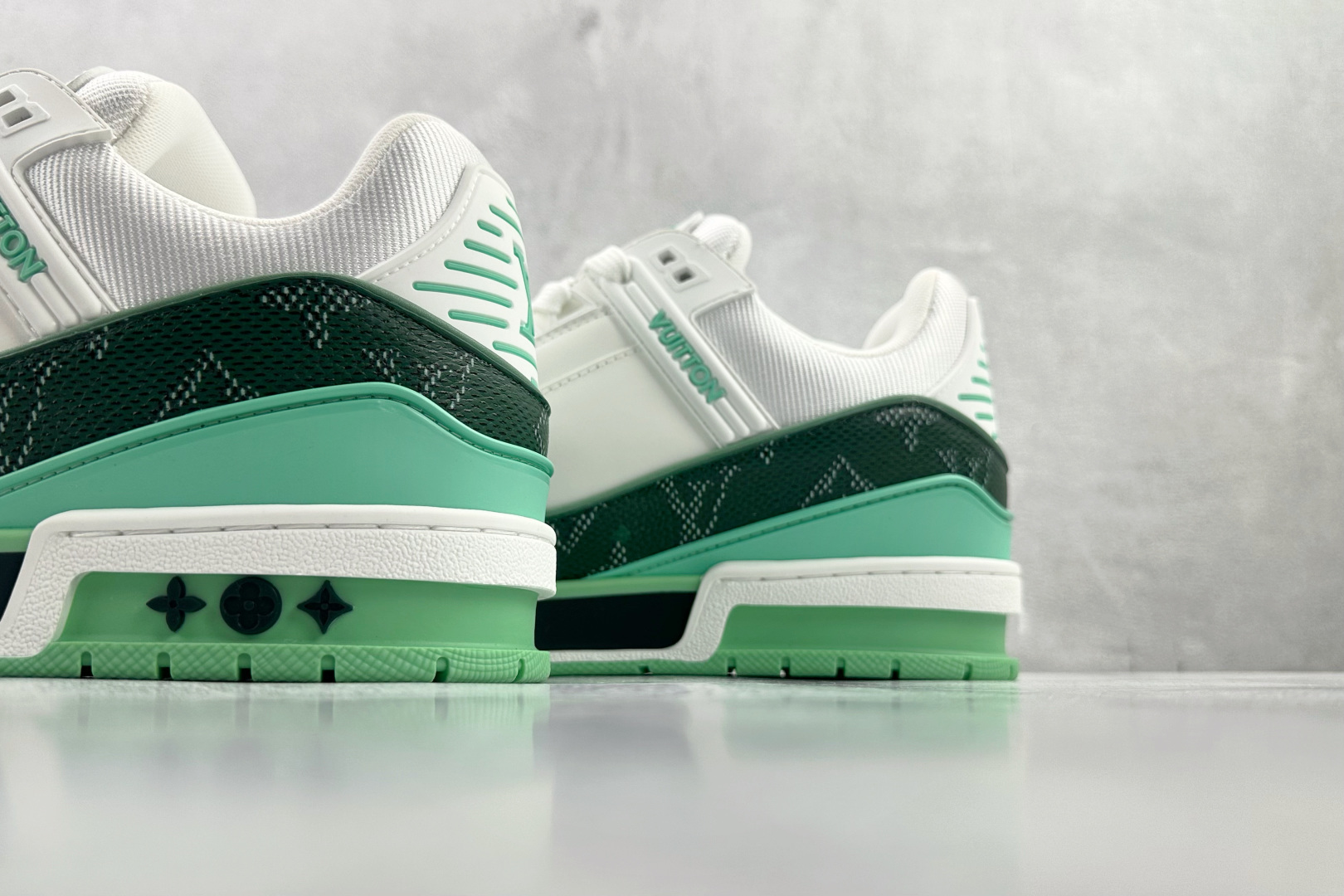 LOUIS VUITTON Trainer 白绿 1AJQMA-Top High Quatity Cheap Sneakers Fashion Clothing Clothes Bags handbags Shoes of all Brand wholesale With The best Quality And Beautiful Price from China Factory Chinese suppliers wholesaler seller LOUIS VUITTON Trainer 白绿 1AJQMA