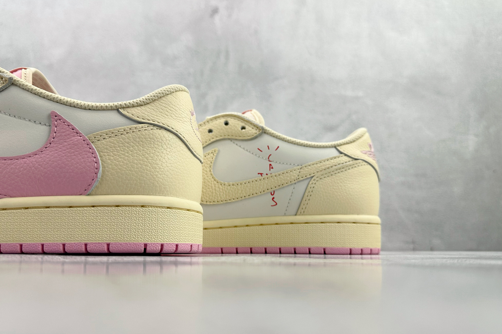 LJR Travis Scott x Jordan Air Jordan 1 倒钩 柔粉色货号：IQ76