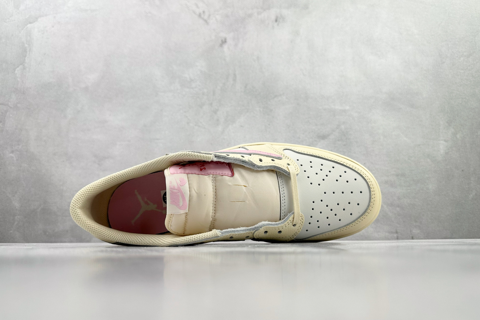 LJR Travis Scott x Jordan Air Jordan 1 倒钩 柔粉色货号：IQ76