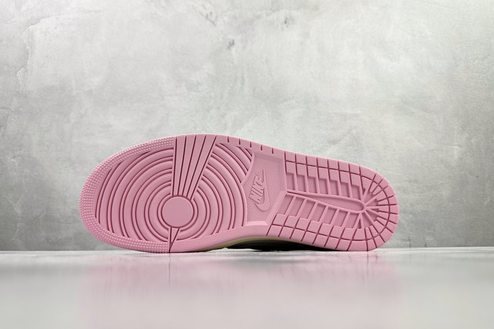 LJR Travis Scott x Jordan Air Jordan 1 倒钩 柔粉色货号：IQ76