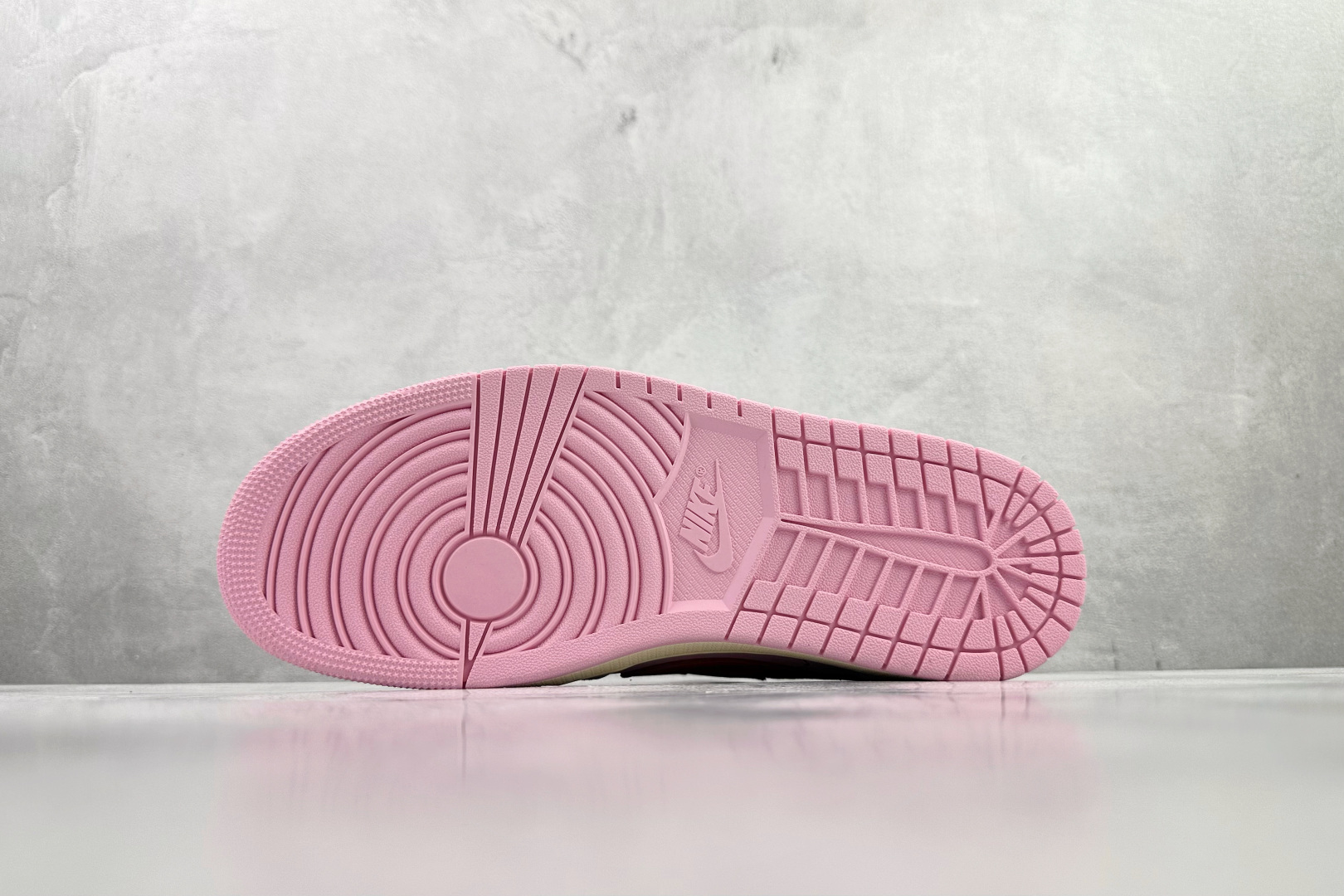 LJR Travis Scott x Jordan Air Jordan 1 Low OG 倒钩 粉白货