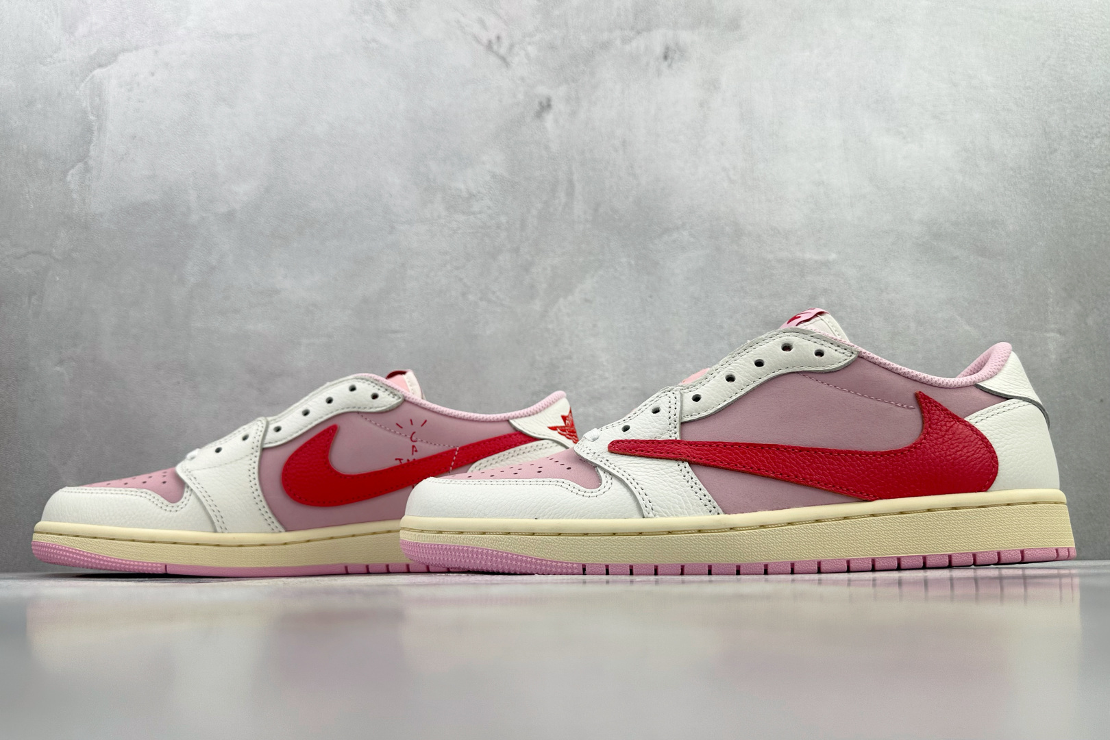 LJR Travis Scott x Jordan Air Jordan 1 Low OG 倒钩 粉白货