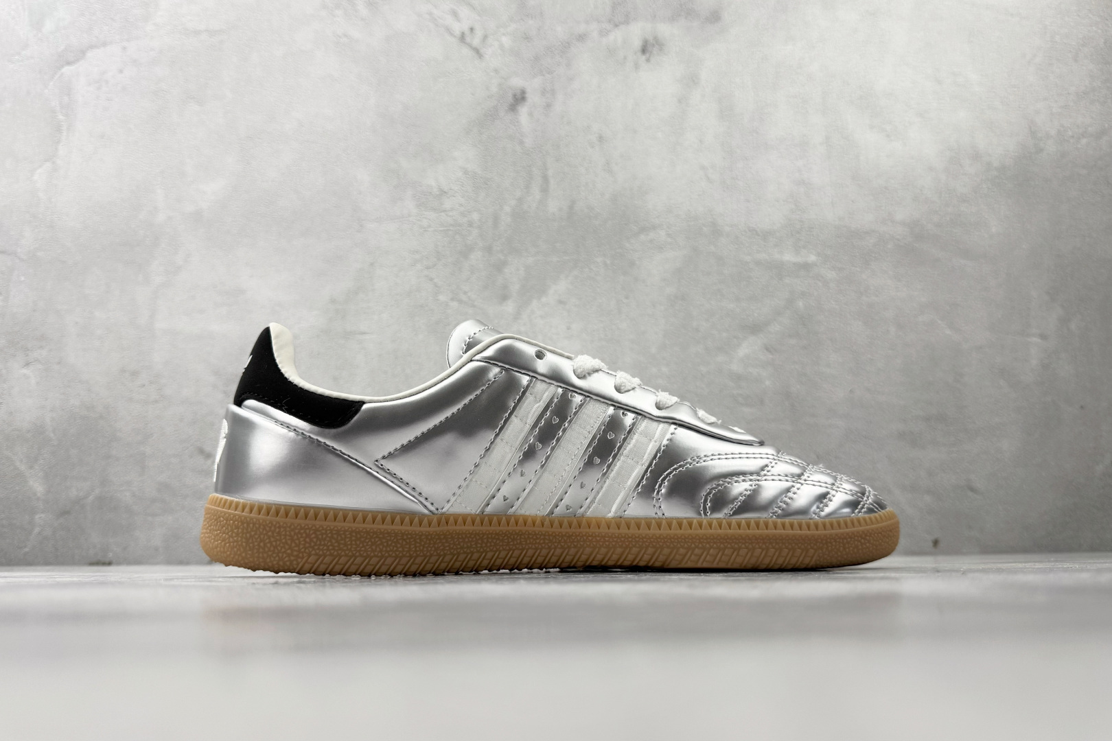 出口订单 adidas originals Samba JP 情人节限定 银色 HP7105 出口订单 adidas originals Samba JP 情人节限定 银色 HP7105