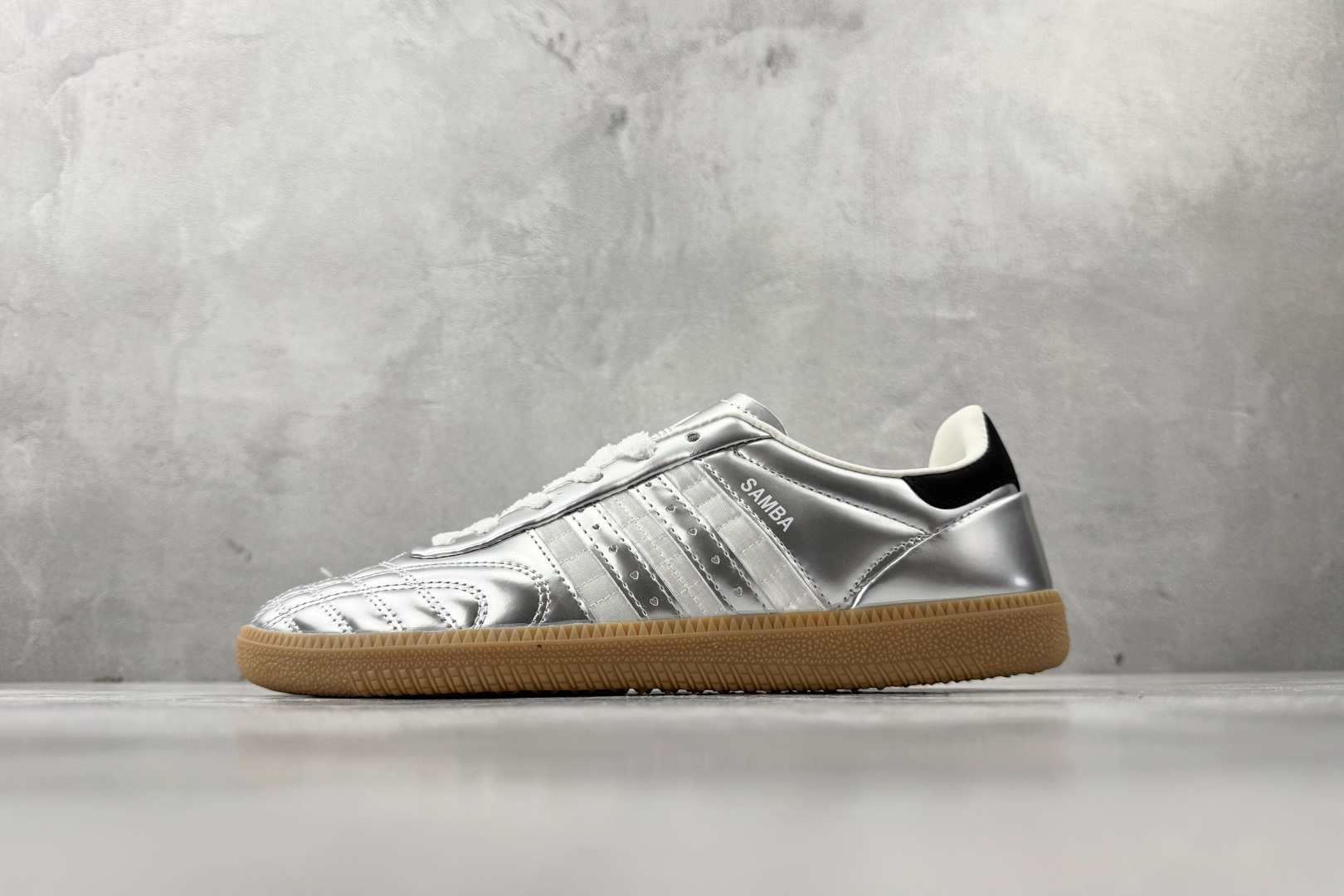 出口订单 adidas originals Samba JP 情人节限定 银色 HP7105 出口订单 adidas originals Samba JP 情人节限定 银色 HP7105