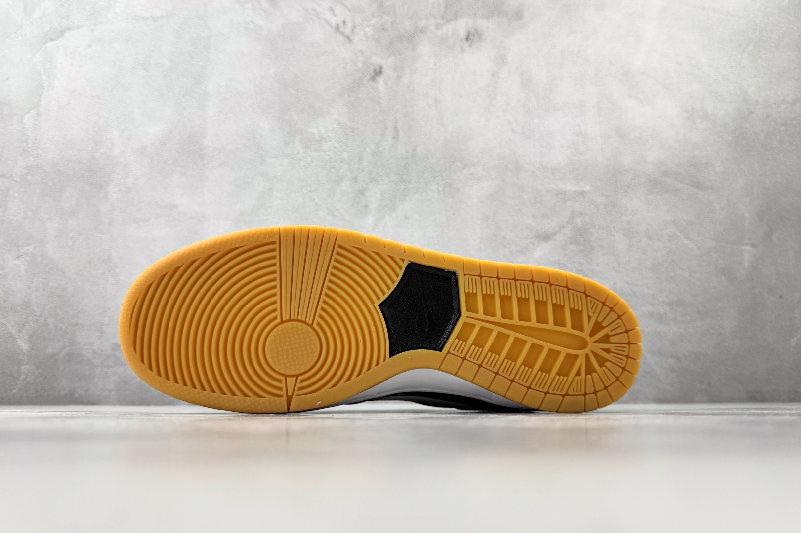 Nike Dunk SB pro iso ”black gum” 黑白 CD2563-006 Nike Dunk SB pro iso ”black gum” 黑白 CD2563-006