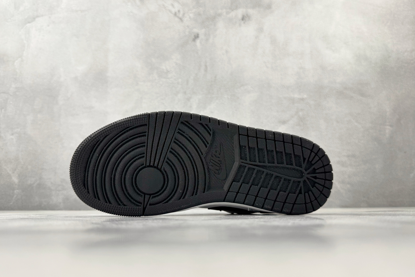 平台爆款 Jordan Air Jordan 1白黑色 553558-045 平台爆款 Jordan Air Jordan 1白黑色 553558-045